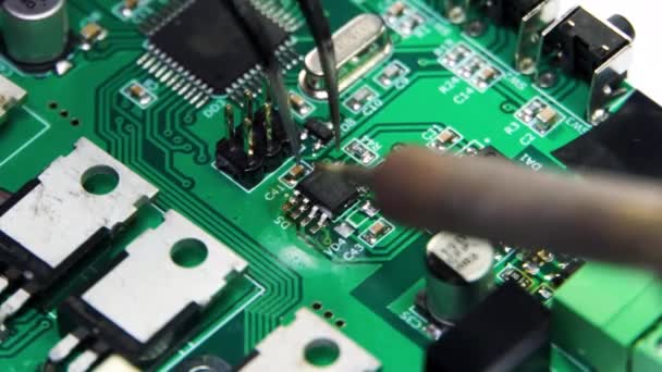 Técnico de reparação eletrônica da placa de circuito de computadores por ferros de solda, tecnologia conceito de hardware circuito de computador — Vídeo de Stock