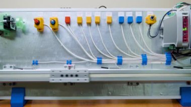 Modern elektronik aletlerin olanaklarını gösteren bir gösteri standı. Robot platformun otomatik kontrolü için mikro denetleyiciye bağlı servomotorlar serisi