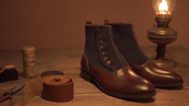 Elegantní sada: hnědá peněženka, hnědé pánské boty, hnědý kožený opasek, na dřevěném pozadí — Stock video