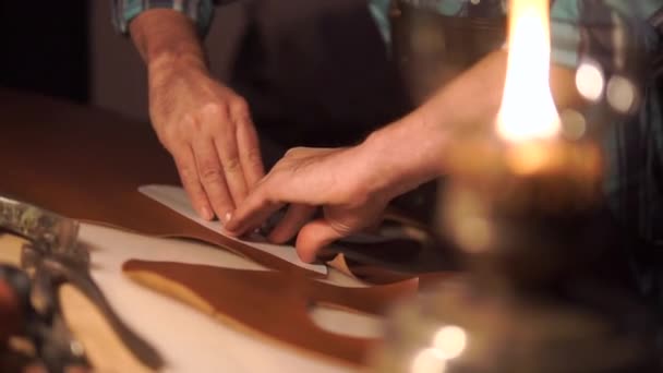 Zapatero hombre trabajando con cuero usando herramientas de bricolaje artesanales — Vídeos de Stock