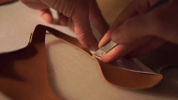 Uomo calzolaio che lavora con la pelle utilizzando strumenti artigianali fai da te. — Video Stock