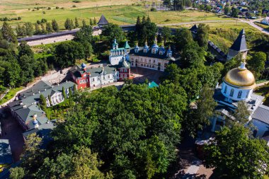 Pskovo-Pechersky Manastırı 'nın duvarlarında hava manzarası. Göğüs, Rusya.