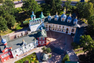 Pskovo-Pechersky Manastırı 'nın duvarlarında hava manzarası. Göğüs, Rusya.