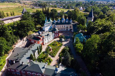 Pskovo-Pechersky Manastırı 'nın duvarlarında hava manzarası. Göğüs, Rusya.
