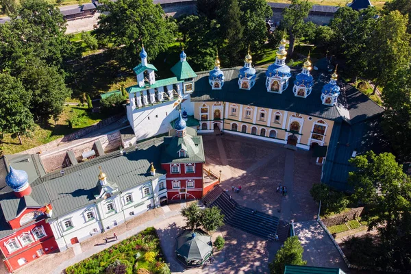 Vista aérea nas paredes da Santa Dormição Mosteiro Pskovo-Pechersky. Pechory, Rússia . Fotografias De Stock Royalty-Free