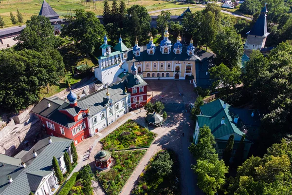 Légi kilátás a falak a Szent Dormition Pskovo-Pechersky kolostor. Pechory, Oroszország. Stock Kép