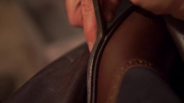 Deri işleme sürecinde uzman kunduracı ile antika bir atölye çalışması. Eski model ayakkabı üretmek için.