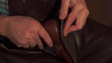 Deri işleme sürecinde uzman kunduracı ile antika bir atölye çalışması. Eski model ayakkabı üretmek için.