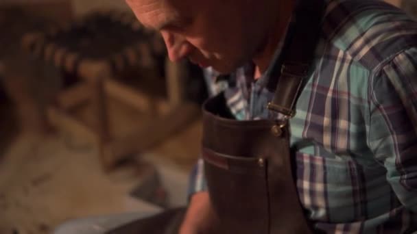 Antiguo taller con zapatero experto durante el procesamiento de cuero para producir zapatos con efecto vintage — Vídeos de Stock