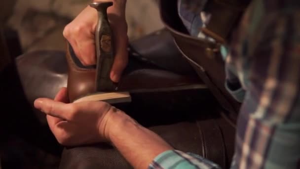 Schoenmaker maakt en repareert schoenen voor mannen — Stockvideo