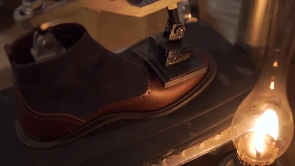Сапожник делает обувь для мужчин. Он приклеивает подошву под давлением — стоковое видео