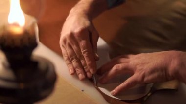 Ayakkabı tamircisi, el yapımı DIY araçları kullanarak deriyle çalışıyor.