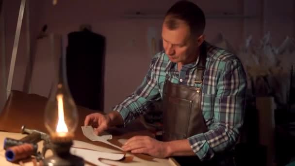 Ayakkabı tamircisi, el yapımı DIY araçları kullanarak deriyle çalışıyor. — Stok video