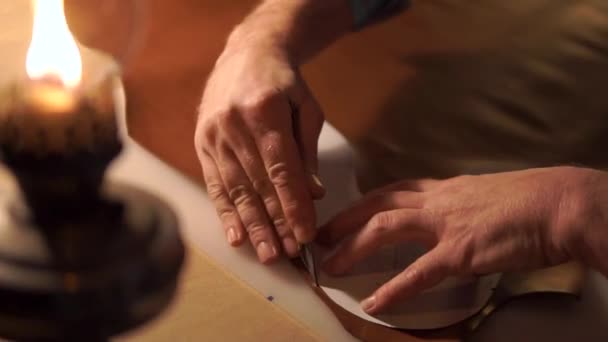 Zapatero hombre trabajando con cuero usando herramientas de bricolaje artesanales — Vídeos de Stock