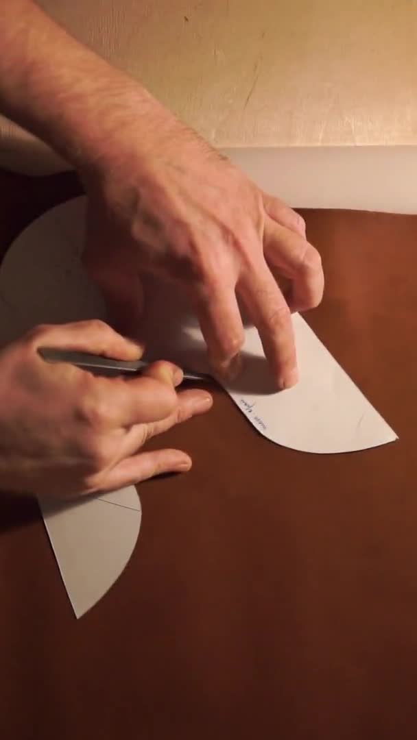 靴屋の男は、 DIYツールを製造使用して革で作業 — ストック動画