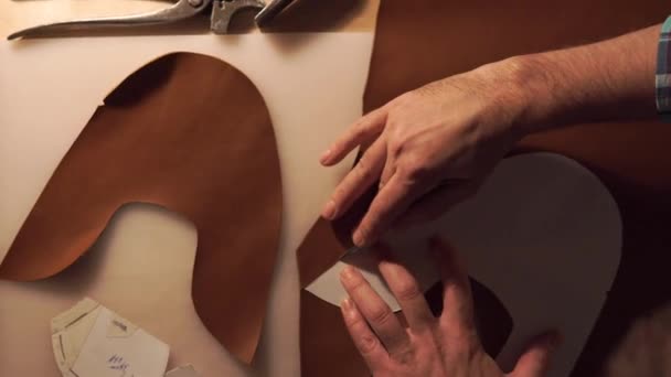 Zapatero hombre trabajando con cuero usando herramientas de bricolaje artesanales — Vídeos de Stock