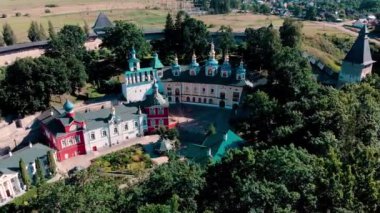 Pskovo-Pechersky Manastırı 'nın duvarlarında hava manzarası. Göğüs, Rusya.