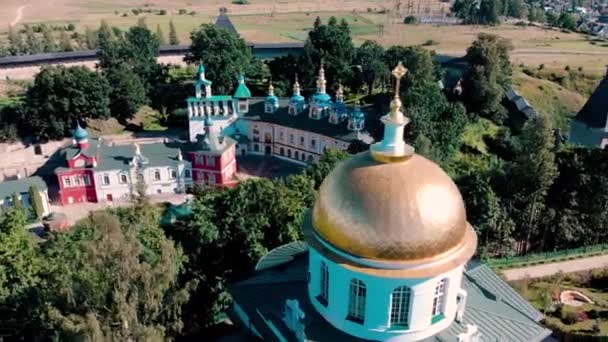 Вид с воздуха на стены Псково-Печерского монастыря. Печоры, Россия. — стоковое видео