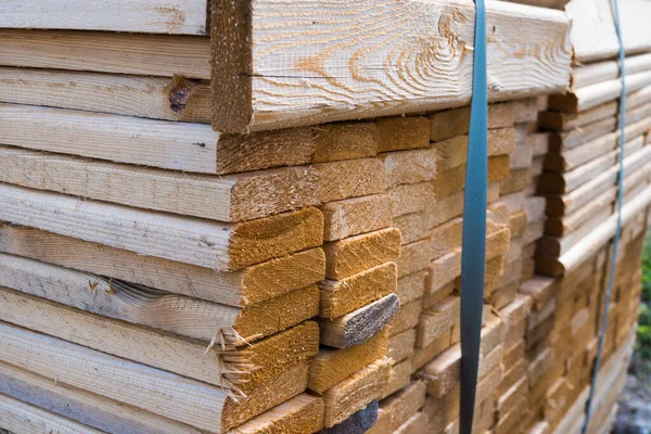 Stukken hout vormen een interessant patroon. Stapel brandhout — Stockfoto