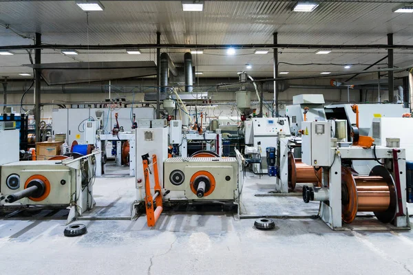 Producción de alambre de cobre, cable de bronce en carretes en fábrica — Foto de Stock