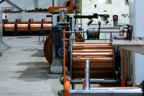Производство медной проволоки, бронзового кабеля в катушках на заводе — стоковое фото