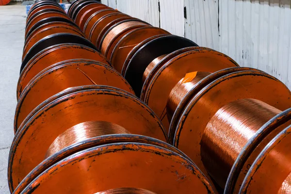 Výroba měděného drátu, bronzového kabelu v rolích v továrně — Stock fotografie