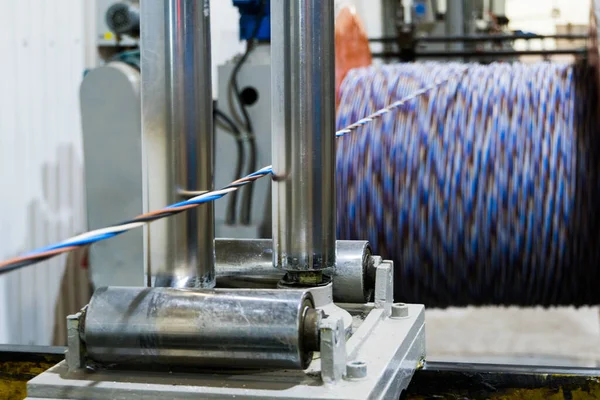 Una bobina de cable eléctrico de alimentación en aislamiento en una bobina de metal — Foto de Stock
