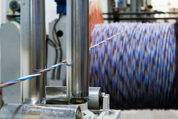 Een spoel van stroom elektrische kabel in isolatie op een metalen spoel — Stockfoto