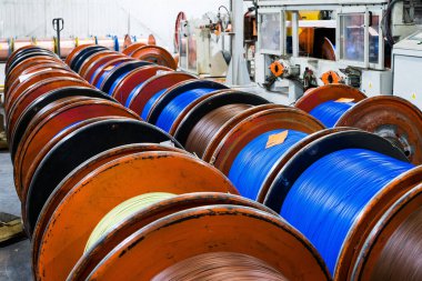 Metal bobinlerdeki elektrik kablosu