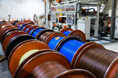 Metal bobinlerdeki elektrik kablosu