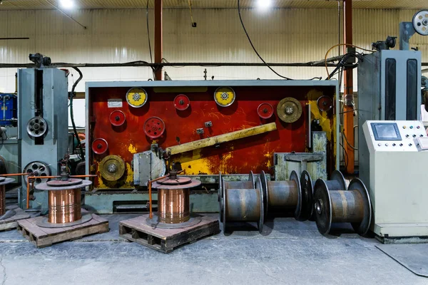 Equipamento para a produção de cabos na fábrica — Fotografia de Stock