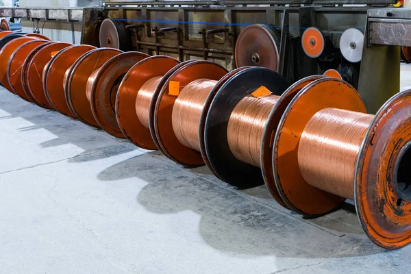 Produktion von Kupferdraht, Bronzekabel in Rollen in der Fabrik — Stockfoto
