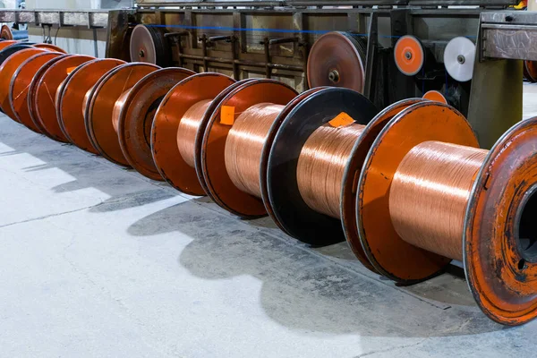 Produção de fio de cobre, cabo de bronze em bobinas na fábrica Fotografia De Stock