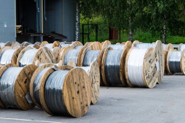 elektrik kablosu ahşap makaralarda