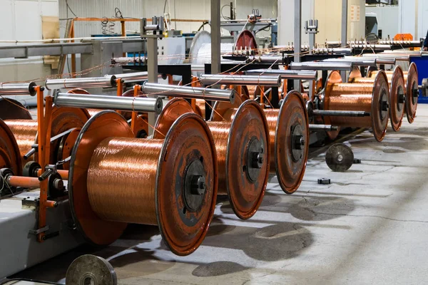 Productie van koperdraad, bronzen kabel in rollen in de fabriek — Stockfoto