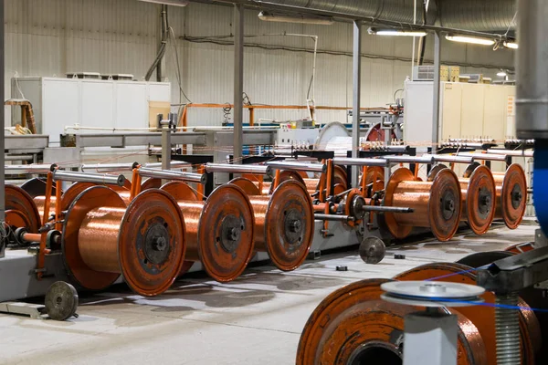 Productie van koperdraad, bronzen kabel in rollen in de fabriek — Stockfoto