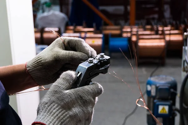 Las manos con guantes conectan el cable de cobre al núcleo con una herramienta especial — Foto de Stock