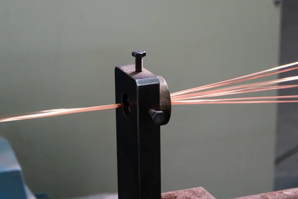Оборудование для производства кабелей на заводе — стоковое фото