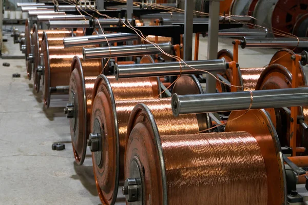 Produção de fio de cobre, cabo de bronze em bobinas na fábrica Fotografias De Stock Royalty-Free