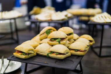 Tepside mini burgerler. Yemek partisi.