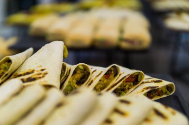 Yemek tepsisi doldurulmuş tortilla.