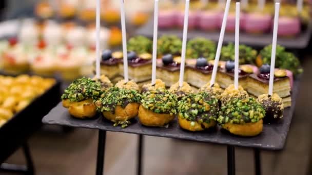 Muffin et autres bonbons sur la table du buffet pendant la pause café — Video