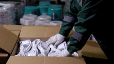 Eldivenli eller paketlenmiş kablo ürünlerini bir kutuya koy ve kapat.