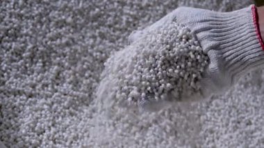 Plastik granüller parlayarak elden dökülür. Plastik granüller, boya, polimer granüller plastik ürünlerin üretimi için kullanılır.