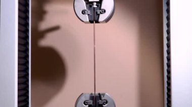 Özel bir cihaz bakır çekirdeği gerer, gerilme gücünü kontrol eder.
