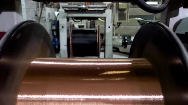 铜丝的生产,铜丝从钢丝绳上卸下 — 图库视频影像
