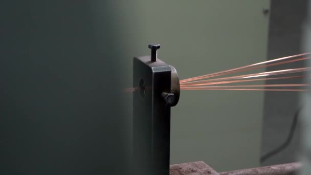 Ο πυρήνας χαλκού είναι στριμμένος σε ένα. Παραγωγή χάλκινου σύρματος, το χάλκινο καλώδιο συγκρατείται από τον κύλινδρο — Αρχείο Βίντεο