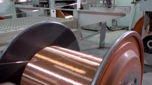 Producción de alambre de cobre, el cable de cobre se tambalea fuera del carrete — Vídeo de stock