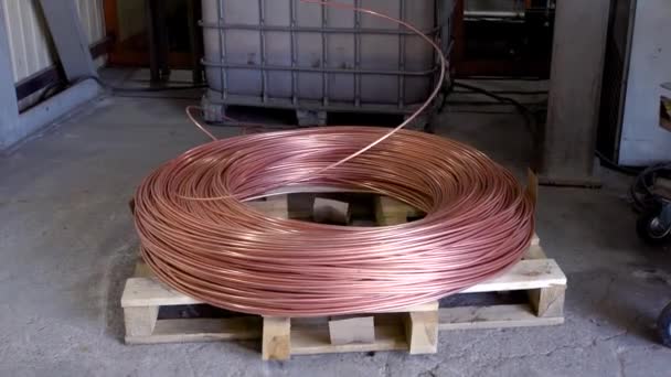 Closeup de cabo de cobre a ser enrolado em preparação para expedição na fábrica — Vídeo de Stock