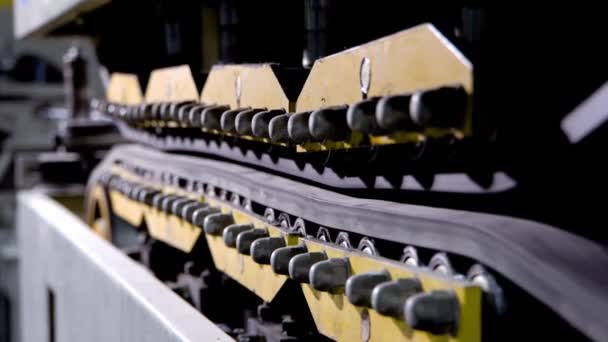 Producción de alambre de cobre, cable de bronce en carretes en la fábrica. Equipos para la producción de cables eléctricos — Vídeo de stock